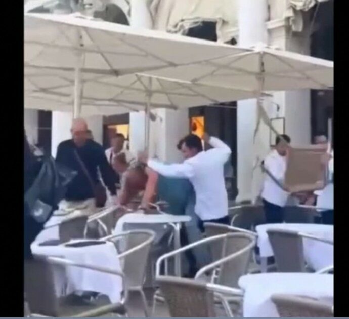 Venezia, scoppia una rissa tra clienti e camerieri in piazza San Marco: volano sedie, pugni e spintoni – VIDEO