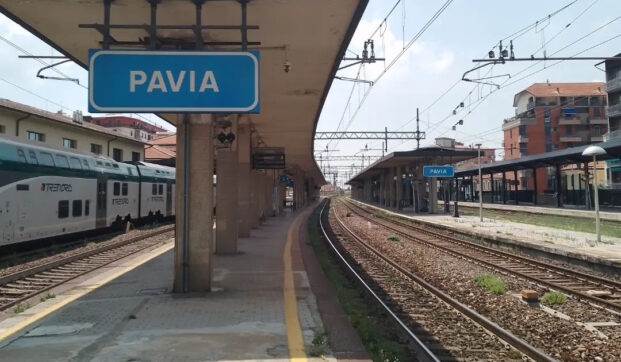 Pavia, donna trans insultata e aggredita davanti alla stazione: “Sono stata presa a pugni e afferrata per il collo”