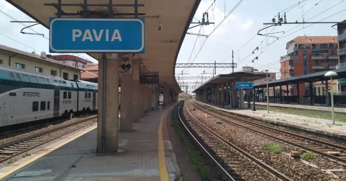 Pavia, donna trans insultata e aggredita davanti alla stazione: “Sono stata presa a pugni e afferrata per il collo”