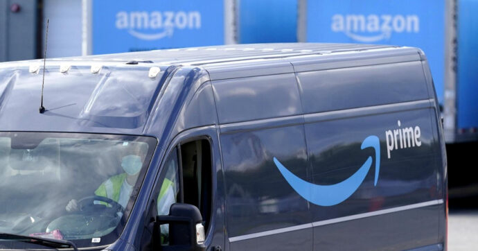 Amazon adegua gli stipendi della logistica all’inflazione. Il netto medio sale a circa 1.430 euro al mese