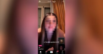 Copertina di Napoli, 14enne mostra il caricatore di una pistola in una live su Tik Tok e minaccia un’altra persona. La denuncia di Borrelli: “Propaganda criminale”