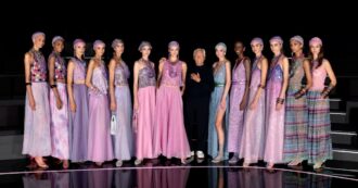 Copertina di Giorgio Armani chiude la Milano Fashion Week con una standing ovation: “Basta ‘effettacci’, la donna non deve essere sexy a tutti i costi”. E porta in passerella l’emozione della Moda
