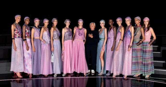 Giorgio Armani chiude la Milano Fashion Week con una standing ovation: “Basta ‘effettacci’, la donna non deve essere sexy a tutti i costi”. E porta in passerella l’emozione della Moda