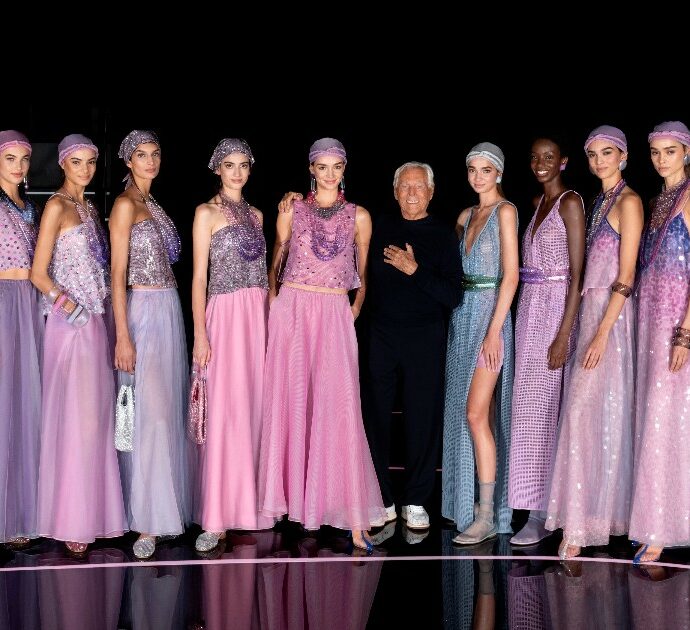 Giorgio Armani chiude la Milano Fashion Week con una standing ovation: “Basta ‘effettacci’, la donna non deve essere sexy a tutti i costi”. E porta in passerella l’emozione della Moda