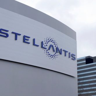 Copertina di “Non rendi bene”: Stellantis  licenzia  come 50 anni fa