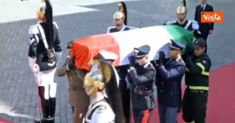 Copertina di Funerali di Giorgio Napolitano, l’arrivo del feretro a Montecitorio: picchetto d’onore e inno nazionale