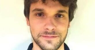 Copertina di Giacomo Sartori, il furto dello zaino, la scomparsa e la tragica morte che ha sconvolto l’Italia in un podcast. Niccolò Agliardi: “Era un 30enne come tutti noi”