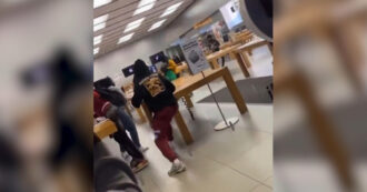 Copertina di Decine di adolescenti saccheggiano i negozi di Filadelfia: “iPhone gratis per tutti”. Il video dell’assalto all’Apple Store