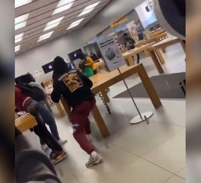 Decine di adolescenti saccheggiano i negozi di Filadelfia: “iPhone gratis per tutti”. Il video dell’assalto all’Apple Store