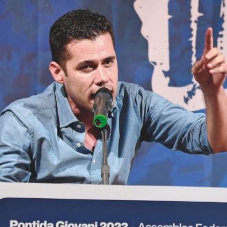 Copertina di Andrea Crippa, il mini Salvini che s’inventa telefonate e dà dei nazisti ai tedeschi
