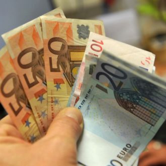 Copertina di Manovra, l’economista Brancaccio: “Il governo replica i soliti favori alle imprese sussidiate, ai ricchi e agli evasori”