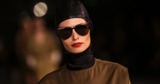 Copertina di La donna-aviatrice di Saint Laurent apre la Fashion Week parigina ed è subito oggetto del desiderio