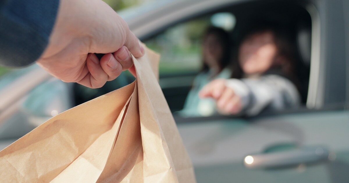 Segnalano alla cameriera del drive-in che manca una porzione di patatine fritte all’ordine, lei tira fuori la pistola e gli spara