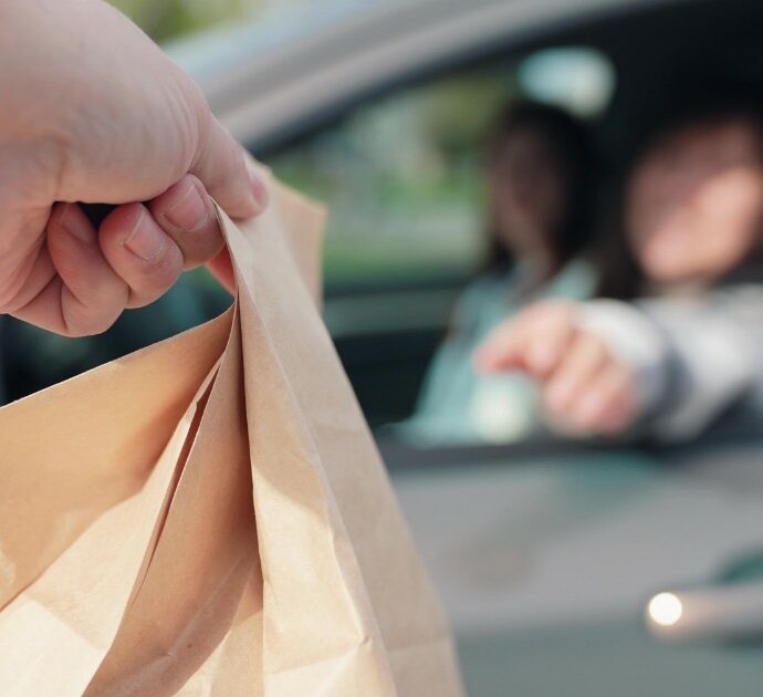 18 mila bicchieri d’acqua e un menù che eviti “disordini intestinali”: gli ordini “folli” dei clienti mandano in tilt l’intelligenza artificiale dei fast food