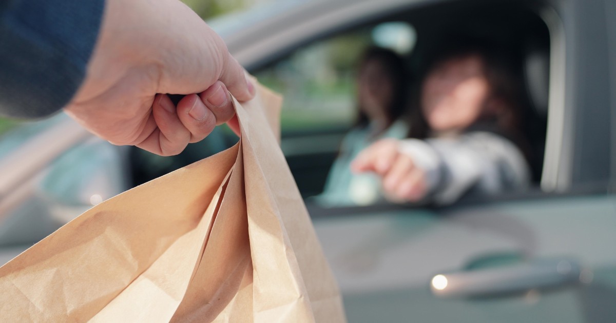 Segnalano alla cameriera del drive-in che manca una porzione di patatine  fritte all'ordine, lei tira fuori la pistola e gli spara - Il Fatto  Quotidiano