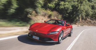 Copertina di Capote a cinque strati e 13 secondi per vestirsi da vera Ferrari spider