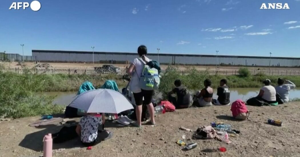 Decine di migranti tentano di attraversare il confine tra Messico e Stati Uniti nuotando attraverso il Rio Grande – Video