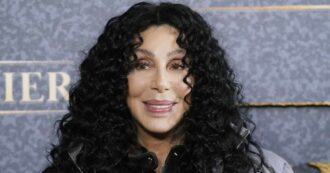 Copertina di “Mio figlio 47enne rischia di dilapidare il patrimonio perché abusa di sostanze, ecco come posso rimediare”: la dichiarazione di Cher