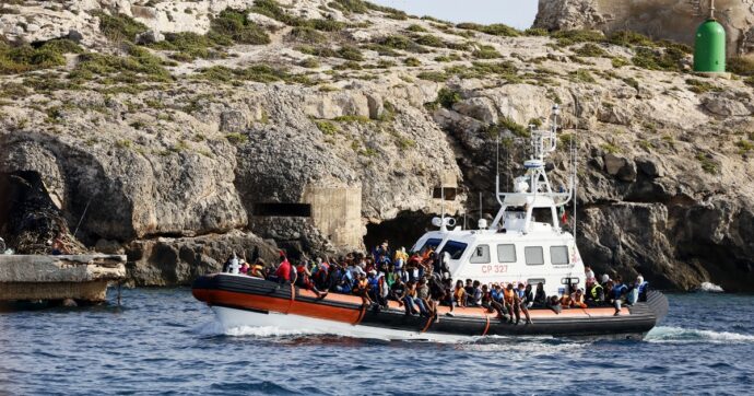 Migranti, l’Ue chiede chiarimenti all’Italia sull’accordo con l’Albania: “Ci hanno informato poco prima dell’annuncio”