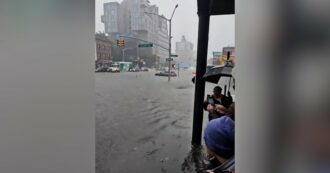 Copertina di New York sott’acqua per le forti piogge: dichiarato lo stato di emergenza. Allagata anche la metropolitana