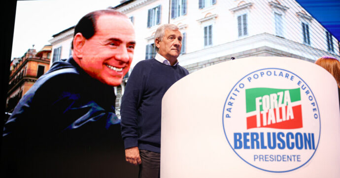 Truppe cammellate, nessun familiare, l’autocandidatura di Tajani: va in scena la triste commemorazione di Berlusconi