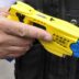 Copertina di Colpito con un taser dalla Polizia a Pescara, trentenne muore in ospedale dopo un malore
