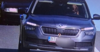 Copertina di Cane al volante di un’auto che corre oltre al limite di velocità, poliziotti “senza parole”. Ecco cosa è accaduto