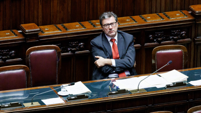 Copertina di I soldi per sospendere il bollo auto? “Risparmi” sul Pnrr: dai Piani 5G e banda larga agli impianti per la differenziata. I dubbi Ue: “Valuteremo”