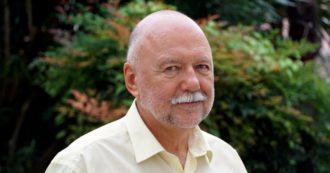 Copertina di Api, amicizia e bombe in Donbass –  Kurkov, penna al fronte