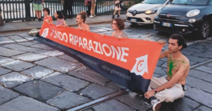 Torino, Ultima Generazione blocca ponte piazza Vittorio