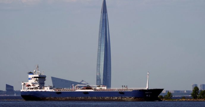 Petrolio, metà delle navi russe aggira le sanzioni G7