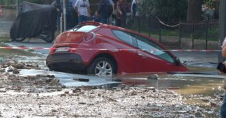 Copertina di Milano, si apre una voragine in zona Bande Nere: auto inghiottita e zona allagata. I vigili del fuoco al lavoro (video)