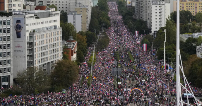 Polonia, imponente manifestazione a Varsavia a sostegno di Coalizione Civica di Donald Tusk. Il 15 ottobre il voto
