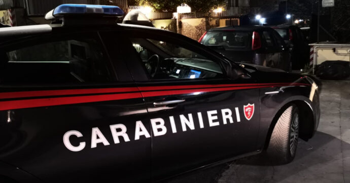 Tenta di uccidere la moglie con un coltello, ma il figlio lo blocca: un arresto nel Milanese