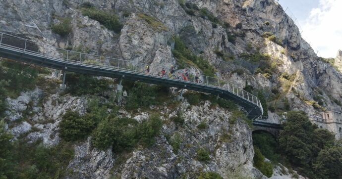 Copertina di La ciclabile del Lago di Garda è un “ciclomostro”. L’assessore: “Ambientalisti contrari? Chi se ne frega!”