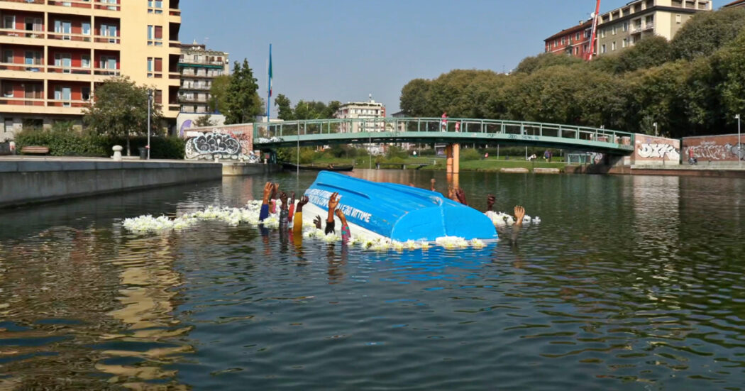 La barca rovesciata in acqua e le mani che affiorano per chiedere aiuto: in Darsena a Milano l’installazione che ricorda la strage di Lampedusa