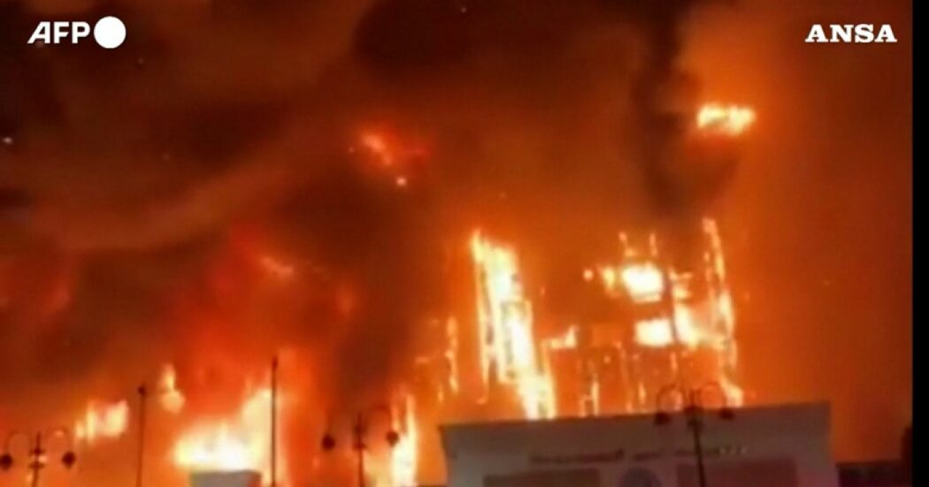 Egitto, vasto incendio nel quartier generale della polizia a Ismailia: almeno 38 feriti. Così le fiamme divorano l’edificio – Video