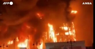 Copertina di Egitto, vasto incendio nel quartier generale della polizia a Ismailia: almeno 38 feriti. Così le fiamme divorano l’edificio – Video