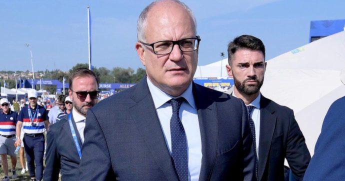 Gualtieri si fa l’auto-sbrodolata da golf, mentre Roma sprofonda