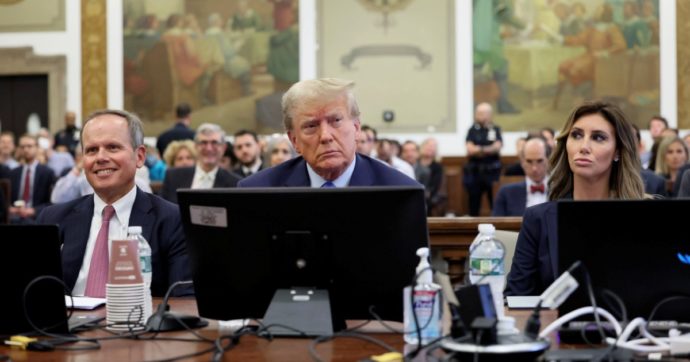 Donald Trump in aula al processo per frode insulta pm e giudice: “Razzista e canaglia”
