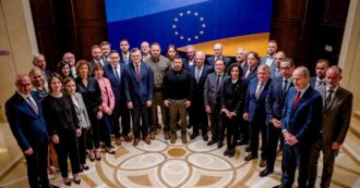 Copertina di Tajani lancia l’ottavo pacchetto di aiuti. E la Ue sfila per Kiev