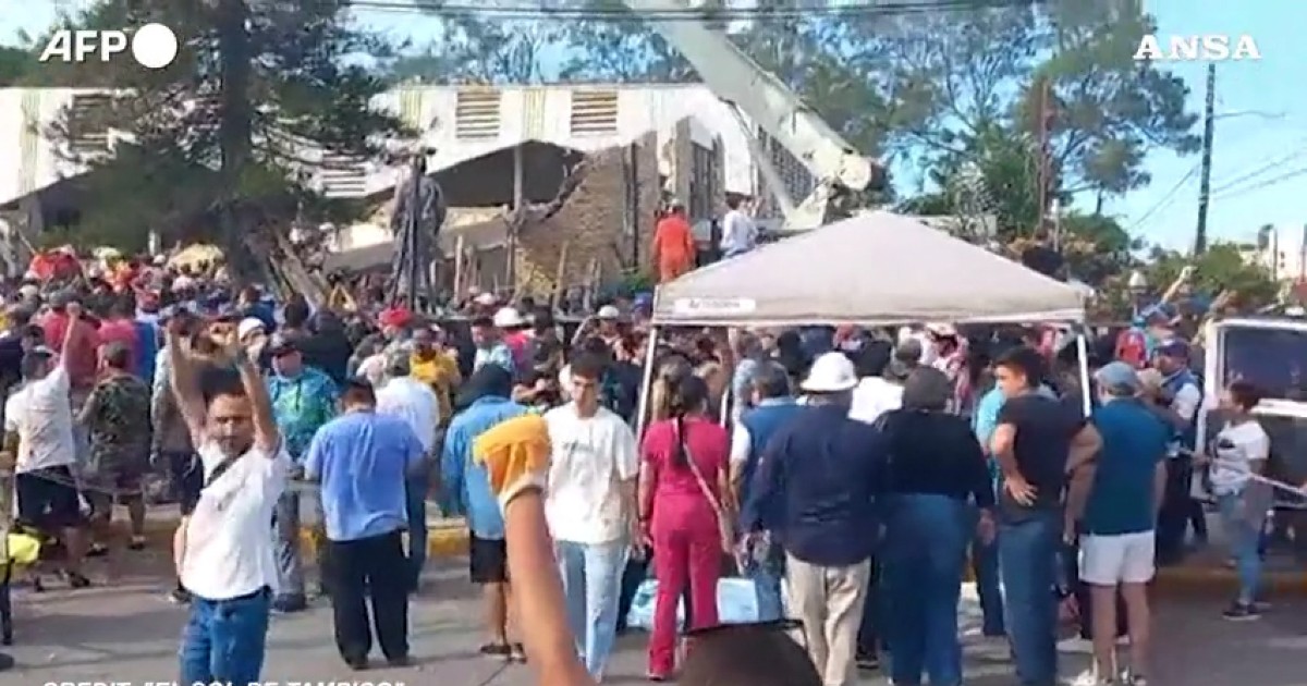 Crolla il tetto di una chiesa durante un battesimo: 9 morti in Messico, anche il neonato