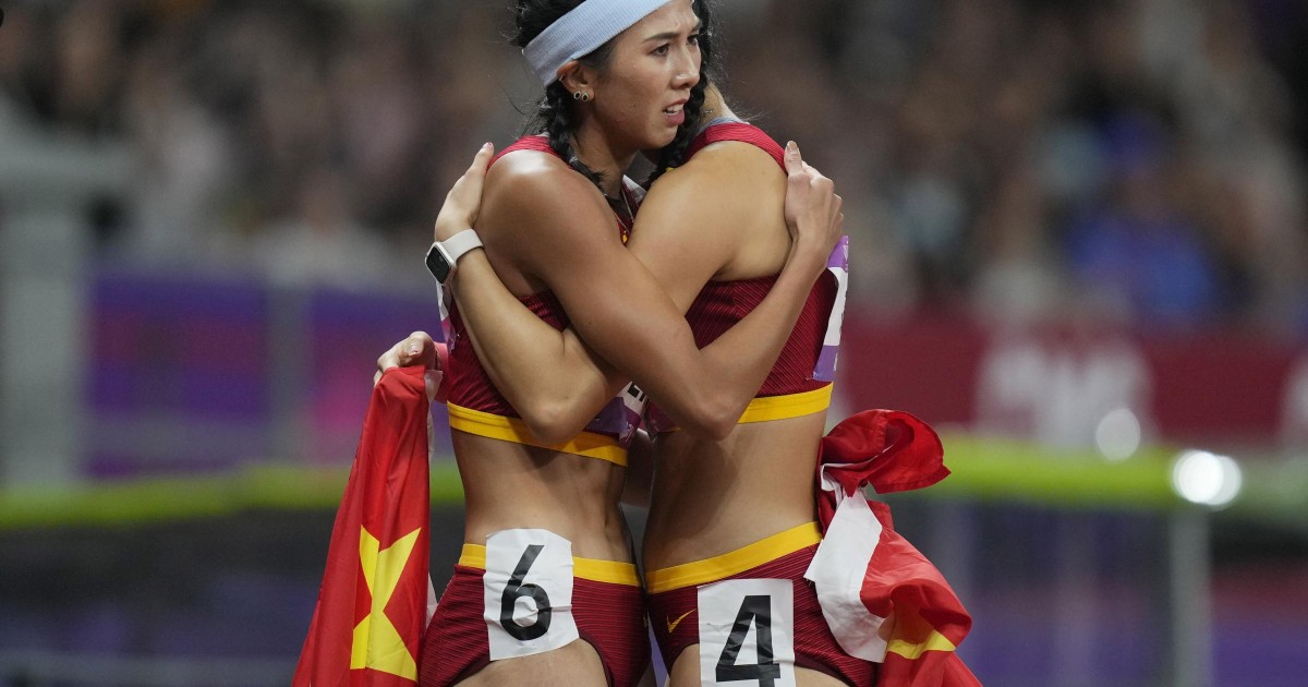 Cina, ai Giochi asiatici di Hangzhou i censori del web rimuovono l’abbraccio di due atlete: le pettorine ricordavano Tienanmen