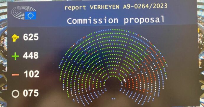 Il Parlamento Ue approva il Media Freedom Act per la libertà e trasparenza della stampa. Sì allo spionaggio per la “sicurezza nazionale”