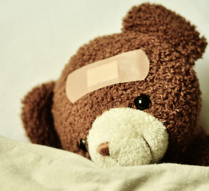 “Mia moglie prima di morire ha regalato un peluche ai nostri figli, l’abbiamo perso e vi chiediamo aiuto per ritrovarlo”: l’appello del padre sui social, poi la sorpresa