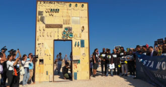 Copertina di La commemorazione alla Porta d’Europa a dieci anni dalla strage di Lampedusa. Il sindaco: “La politica metta da parte le ideologie e intervenga”