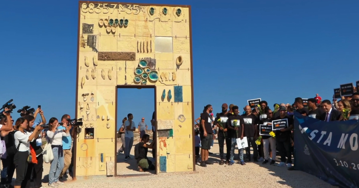 La commemorazione alla Porta d’Europa a dieci anni dalla strage di Lampedusa. Il sindaco: “La politica metta da parte le ideologie e intervenga”