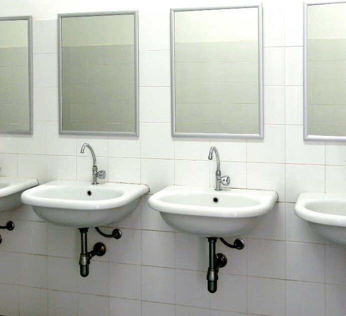 “Il mio ragazzo ama fare sesso nei bagni pubblici, soprattutto se sono sporchi”: la confessione choc nella rubrica del Daily Star