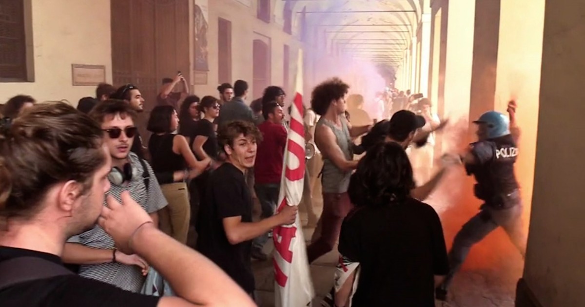 Corteo contro Meloni a Torino, studenti manganellati sotto i portici di piazza Castello: il video della carica