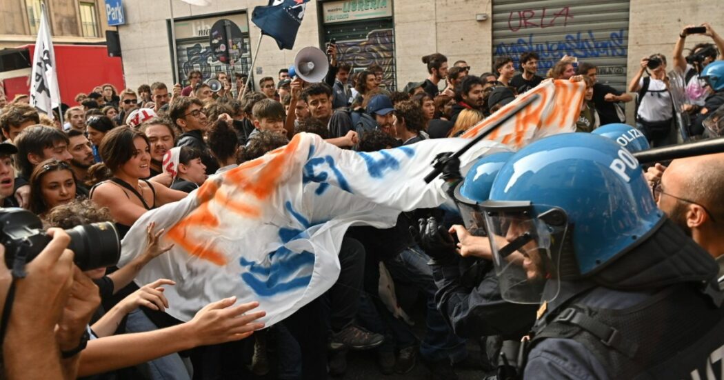 Corteo per contestare Meloni a Torino, manganellate sugli studenti. La sinistra: “Uso ingiustificato della violenza”. Fdi: “Azioni volute da fiancheggiatori dell’eversione”